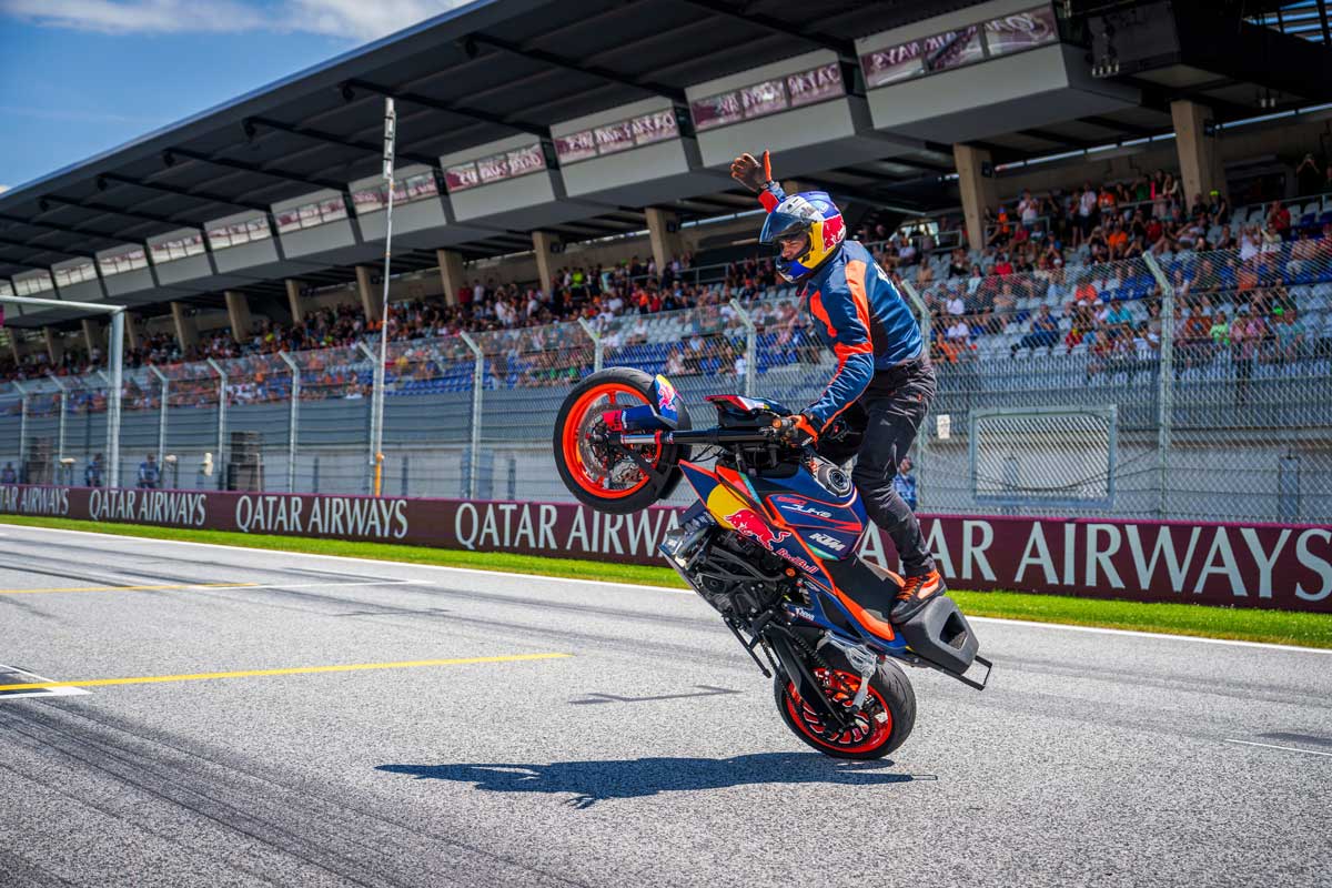 Aras Freestyle egy MotoGP versenyen lép fel.