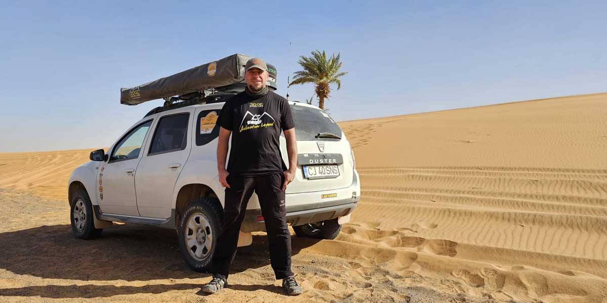 Florin Pop Vancea in the Sahara Desert with the Infinity 270 Awning on a Dacia Duster