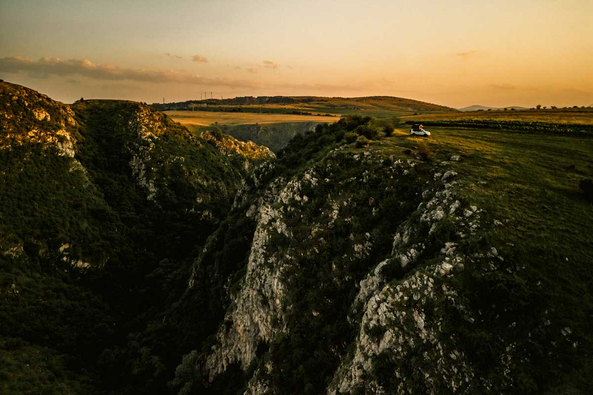 Cortul de plafon Horizon One camping pe marginea unei stânci