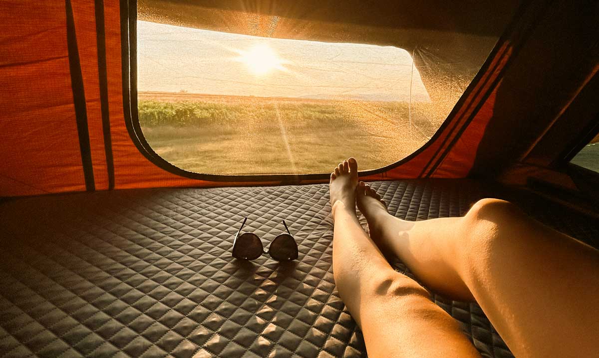 În interiorul cortului de plafon auto privind apusul frumos