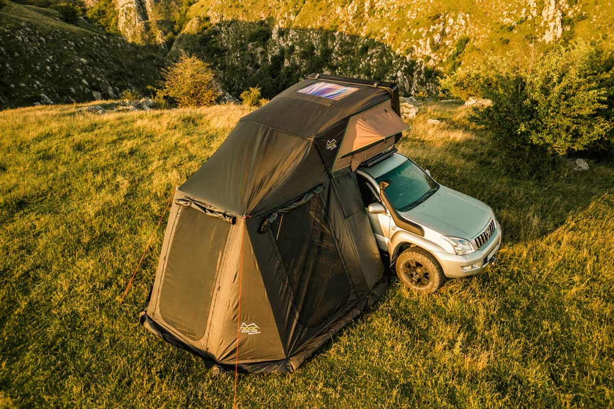 Cortul de plafon Horizon One cu anexă în timpul campingului în Munții Carpați