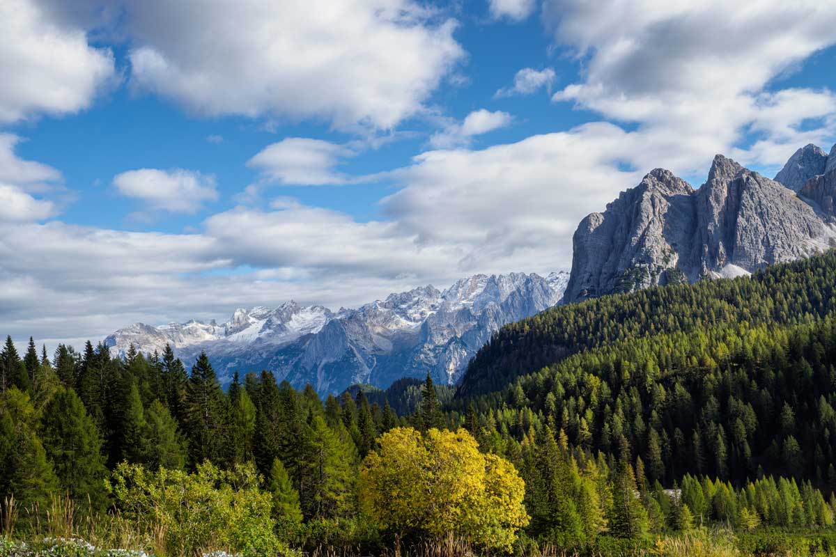 Camping avec tente de toit dans les Dolomites en Europe