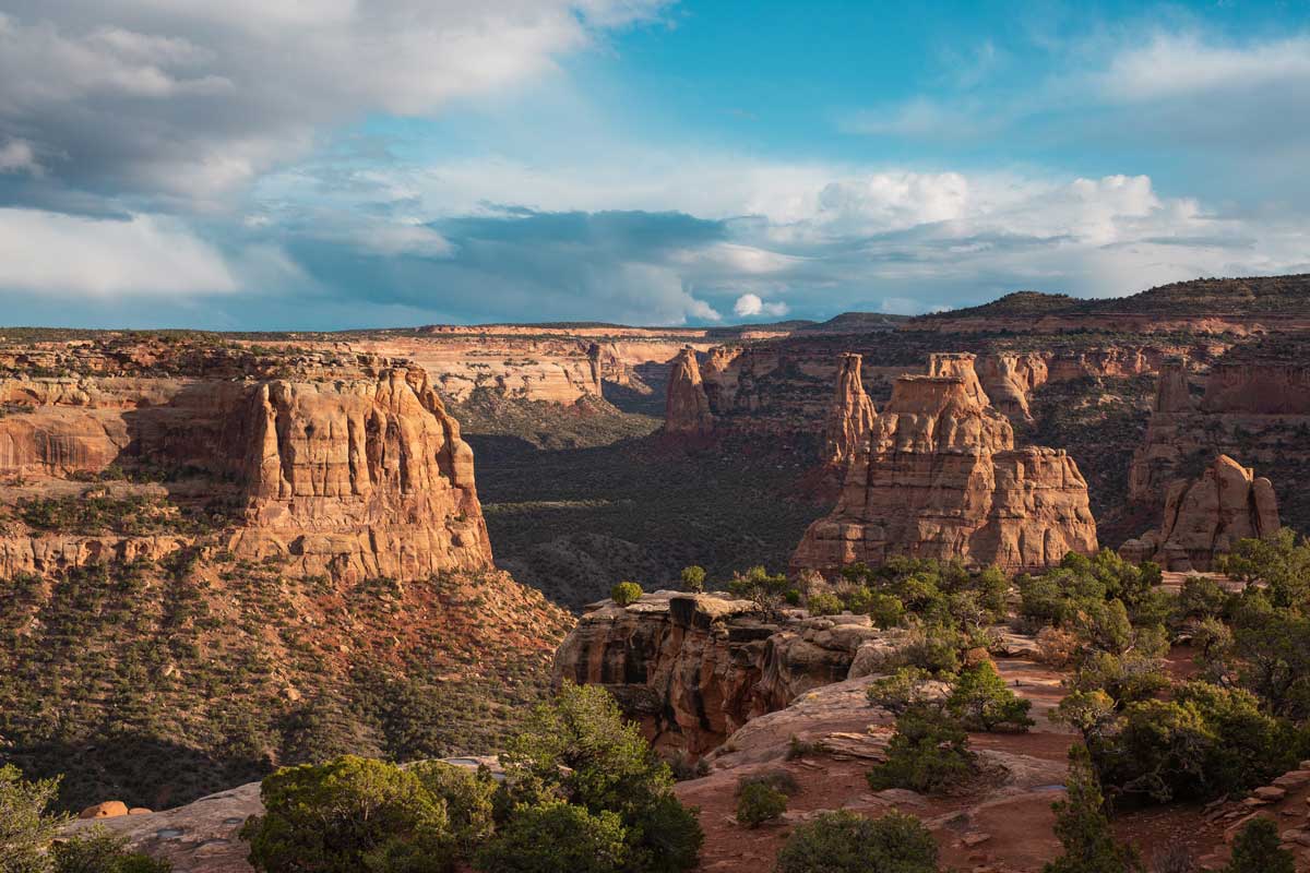 Camping avec tente de toit aux États-Unis