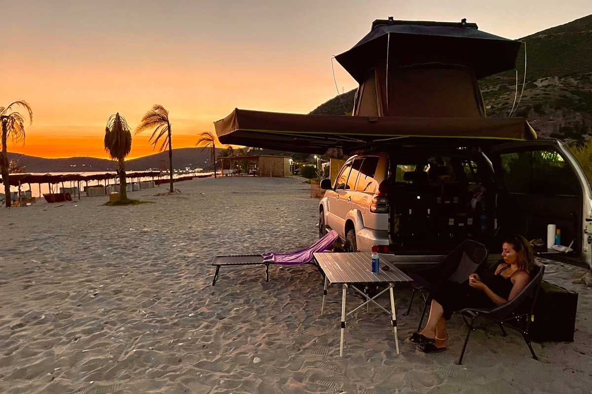 Camping mit Infinity 270 Markise am Strand bei Sonnenuntergang
