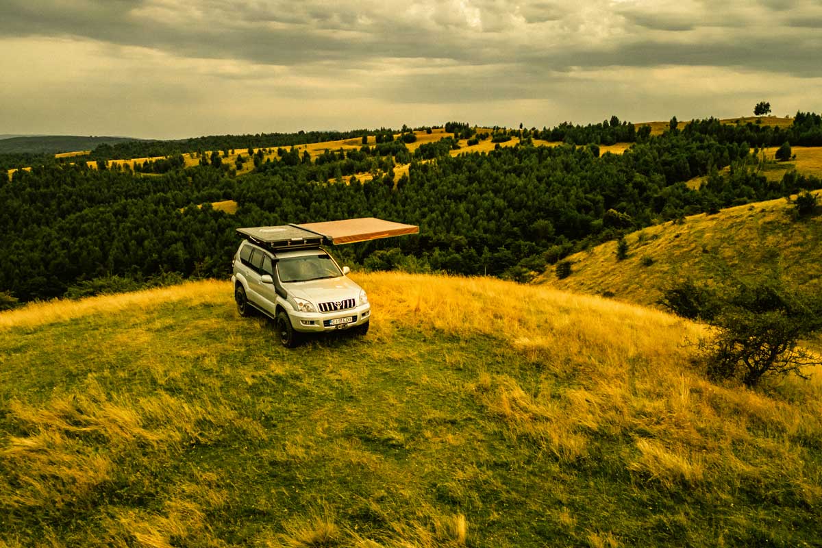 Shelter Max Freestanding Car Side Awning auf einem Hügel
