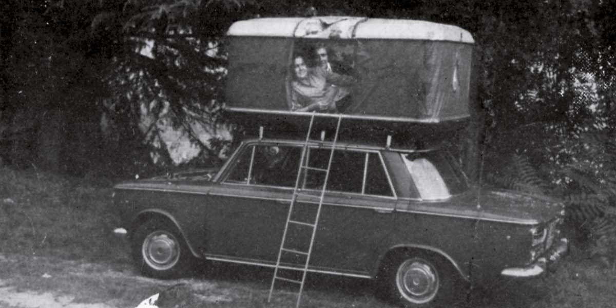 Personnes dans une tente de toit dans les années 80