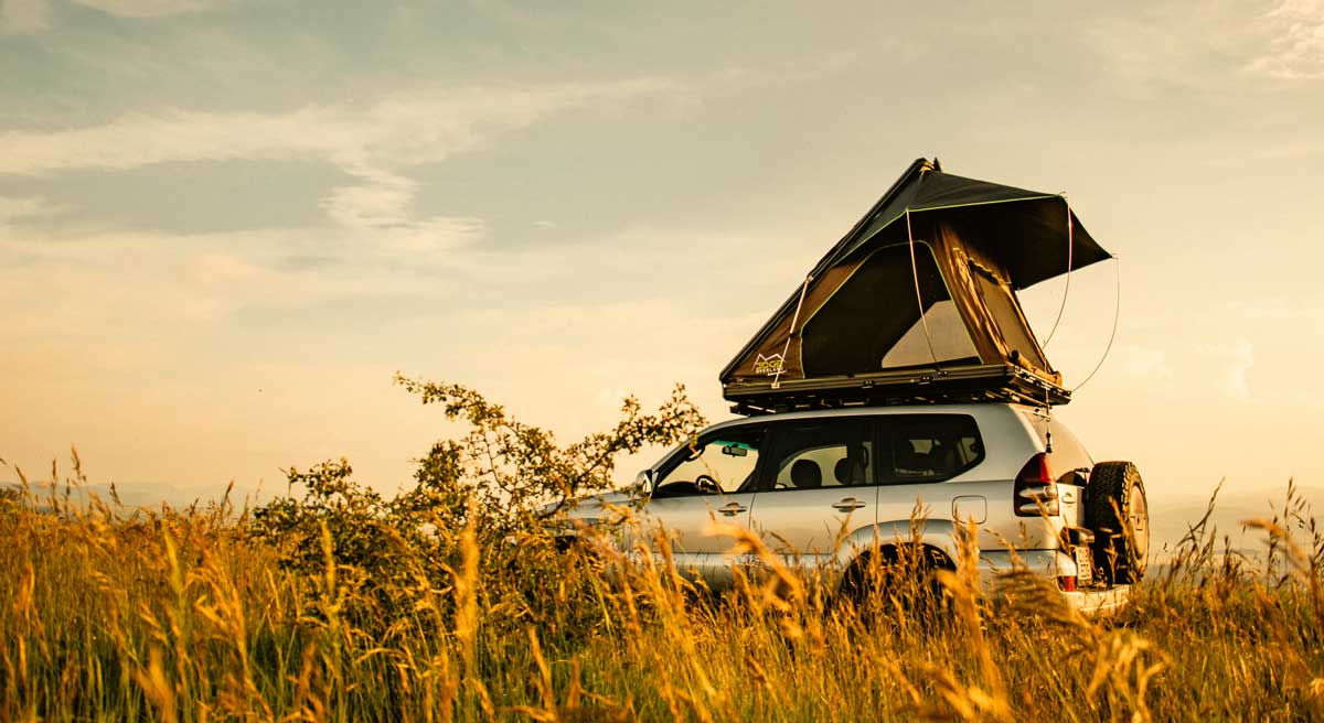 Cort de plafon Explore One pe un SUV Toyota