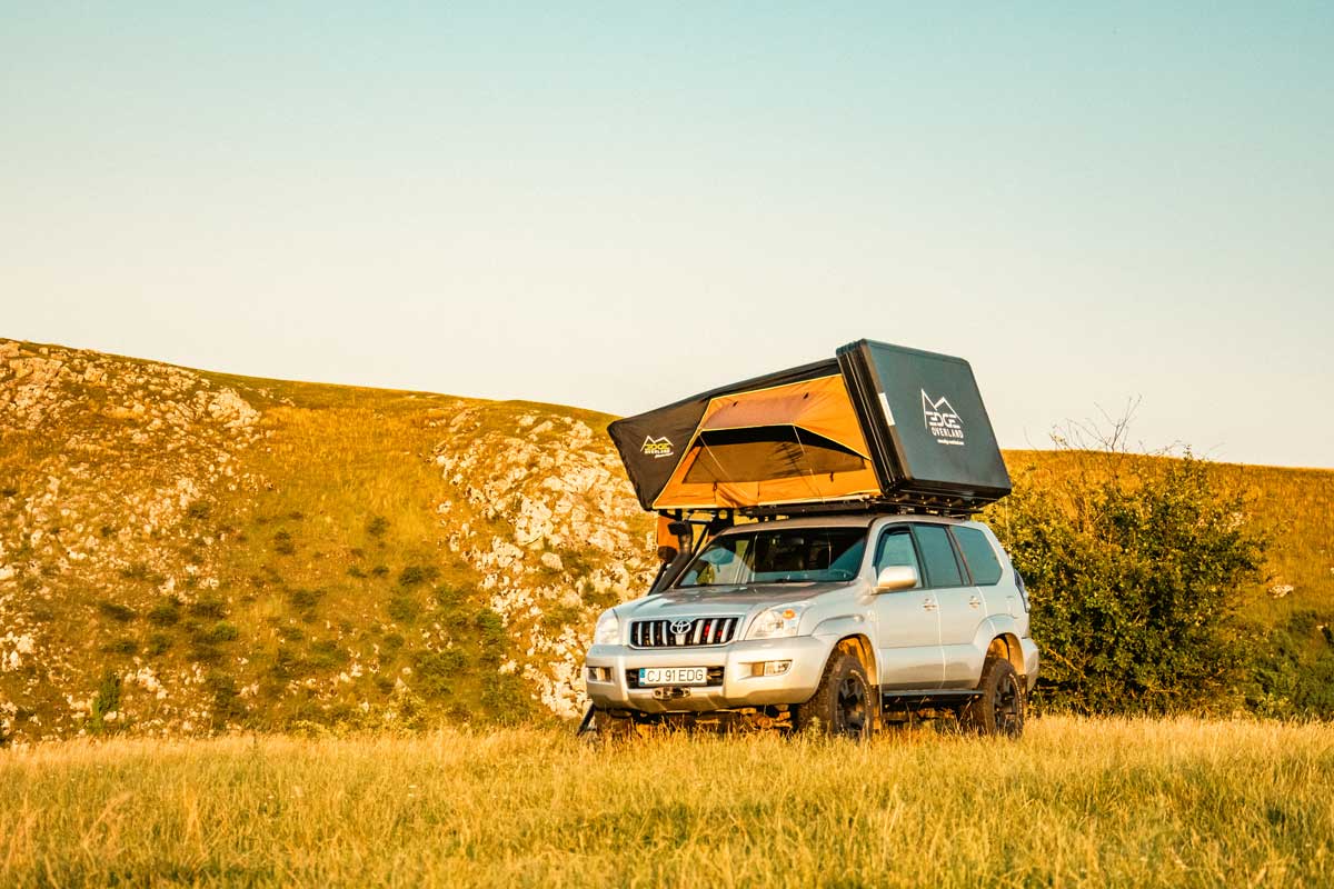 horizon one clamshell rooftop tent installed on the mountain side