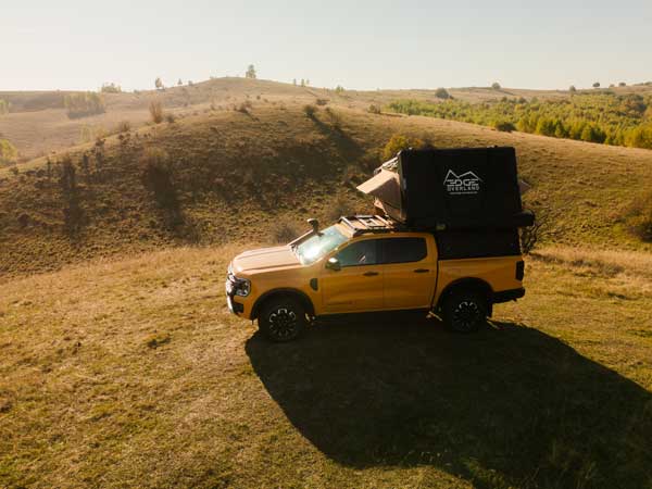 Cort de plafon EDGE Overland campând în siguranță deasupra solului