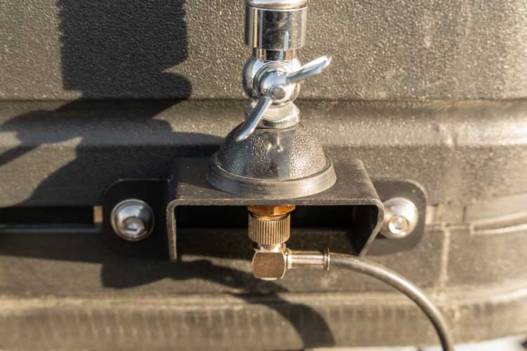 Vue avant du support de montage d’antenne avec l’antenne déployée.