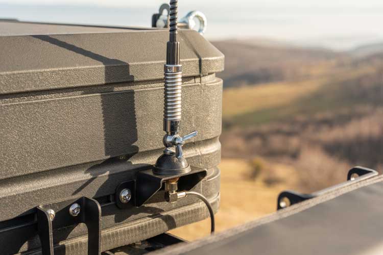Côté gauche du support de montage d’antenne installé sur une tente de toit, avec l’antenne déployée.