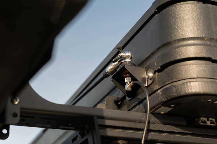 Vue de dessous du support de montage d’antenne installé sur une tente de toit EDGE Overland.