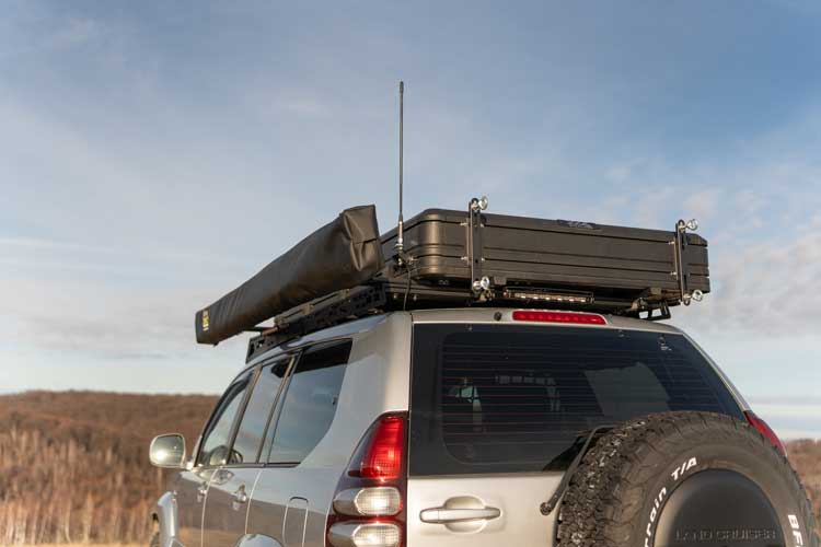 Installation complète du support de montage d’antenne avec une antenne pliable sur un véhicule équipé d’une tente de toit.