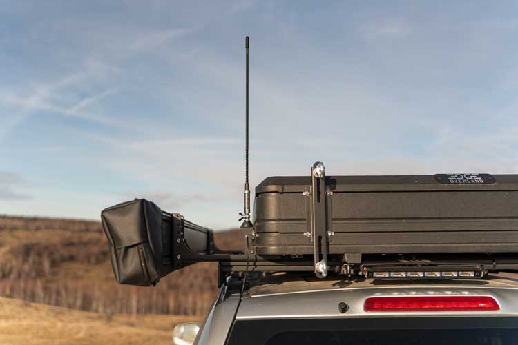 Vue arrière du support de montage d’antenne pour tentes de toit, installé avec une antenne pliable.