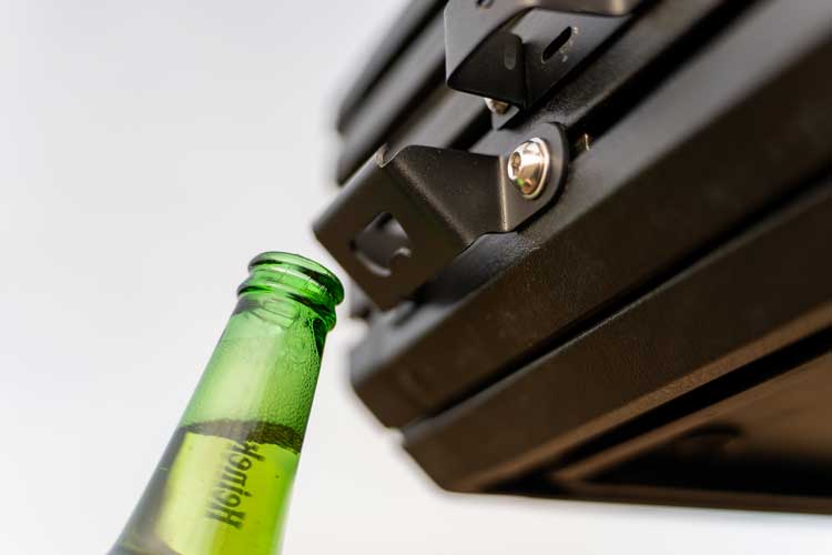 Le décapsuleur monté sur une tente de toit, après avoir ouvert une bouteille de bière.