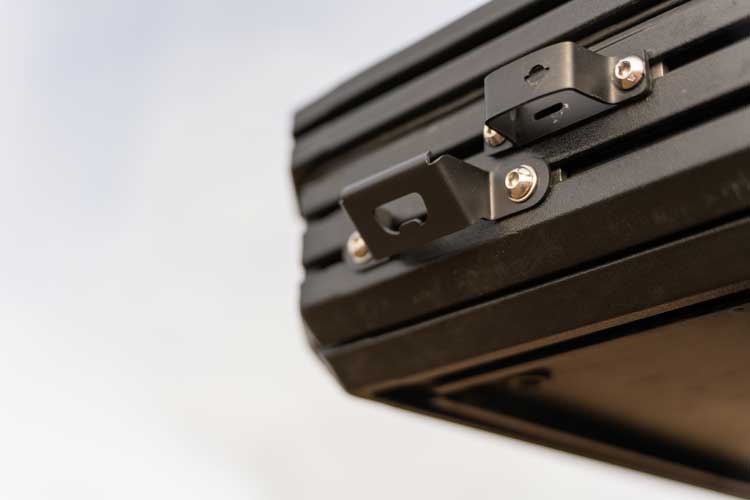 Vue du côté droit du décapsuleur monté sur une tente de toit EDGE Overland.