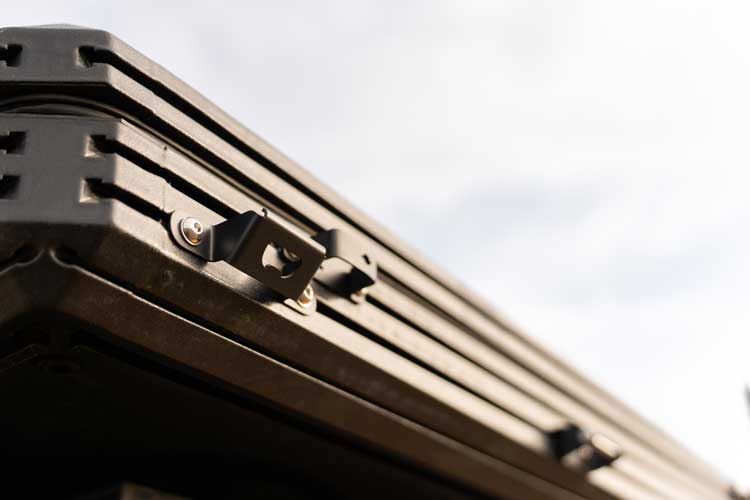 Vue du côté gauche du décapsuleur installé sur une tente de toit.