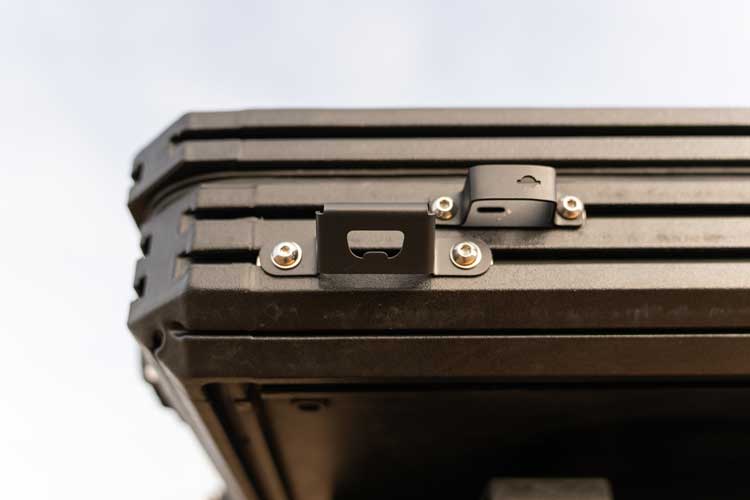 Vue avant du décapsuleur pour tente de toit.