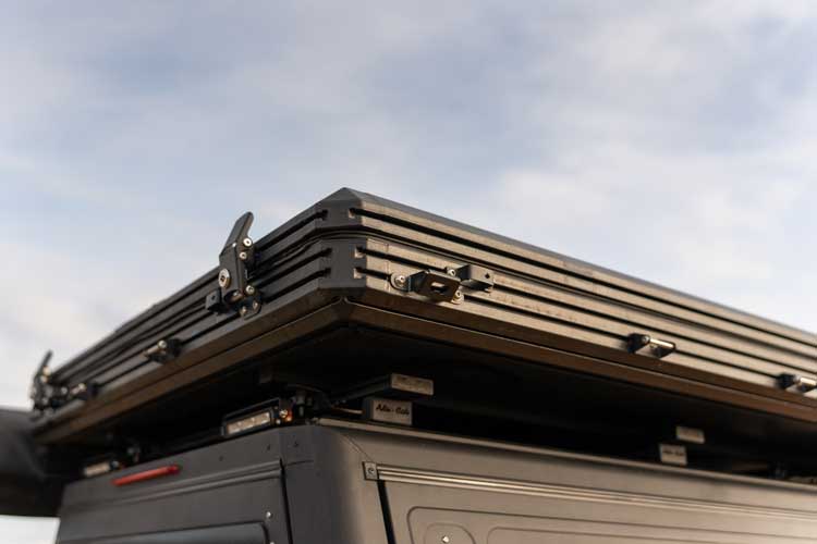 Vue élargie du décapsuleur pour tente de toit installé sur une tente EDGE Overland.