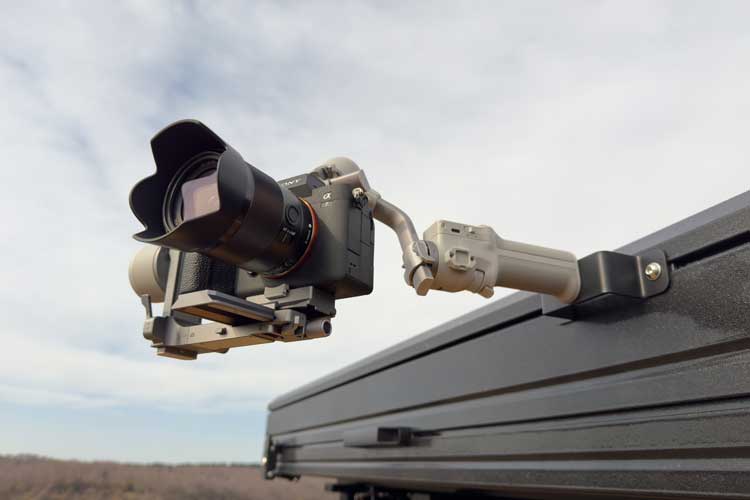 Cámara profesional con estabilizador instalada en el soporte de montaje para cámara para tiendas de coche.