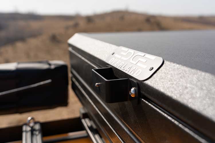 Vista lateral derecha del soporte de montaje para cámara para tiendas de techo.