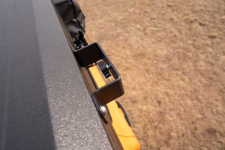 Tornillo tipo trípode utilizado para fijar equipo al soporte de cámara de la tienda de techo.