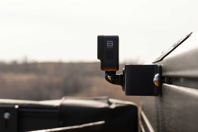 Vista lateral del soporte de cámara para tiendas de techo con una cámara de acción GoPro instalada.