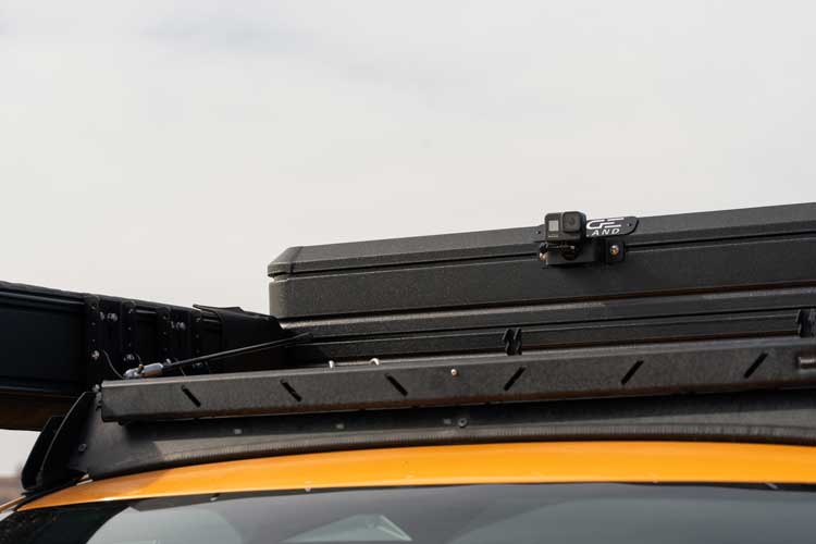 Vista frontal de una cámara de acción instalada en una tienda de techo utilizando el soporte de montaje para cámara.