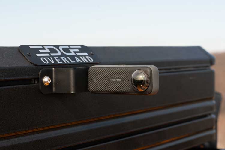 Una cámara Insta360 de 360 grados fijada al soporte de cámara en una tienda de techo.