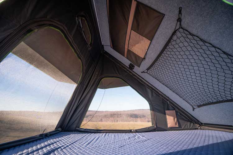 Vista interior lateral de la tienda para coche Explore One.