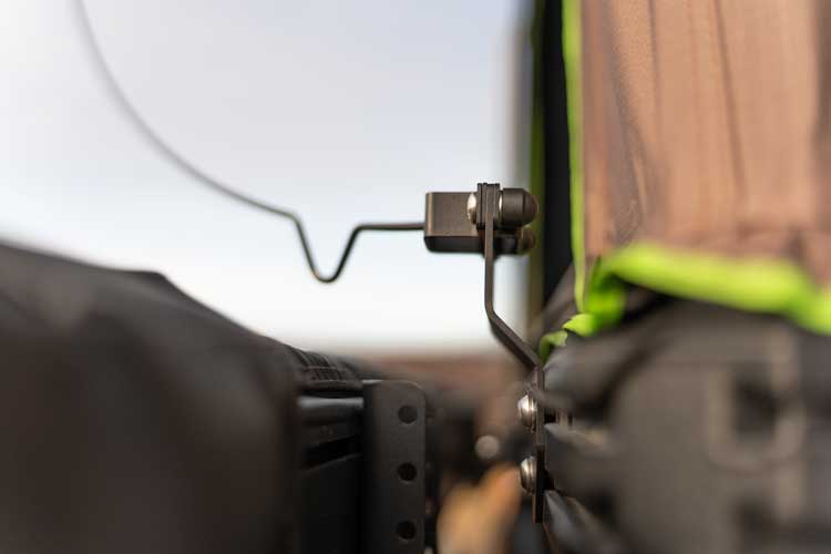 Vue latérale du rehausseur de mât monté sur une tente de toit Explore, permettant au mât du double-toit de dégager l’auvent monté sur le côté.