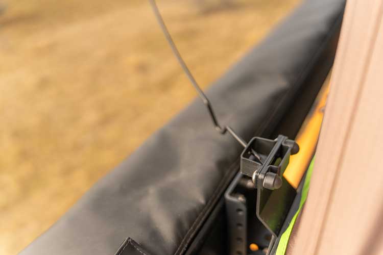 Vue de dessus du rehausseur de mât dégageant l’équipement monté sur le côté.