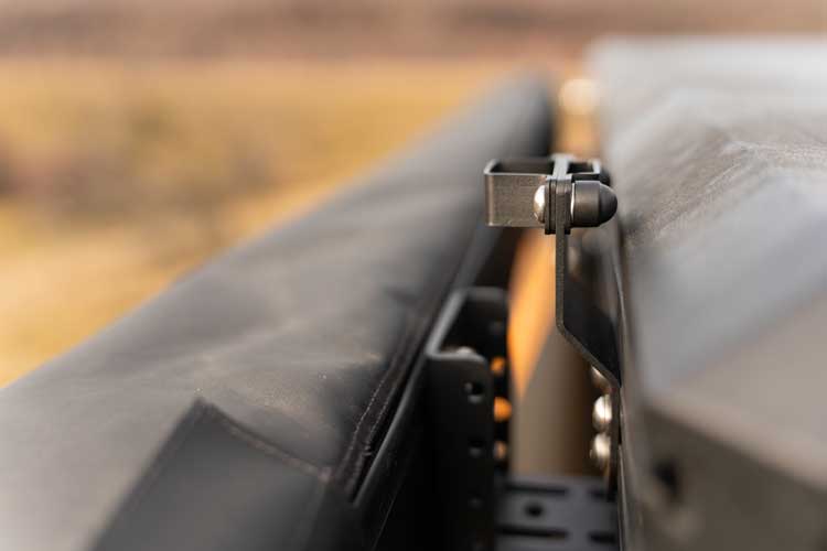 Le rehausseur de mât avec la tente de toit Explore fermée.