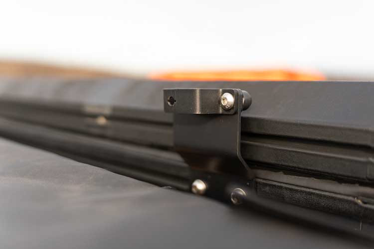 Comment le rehausseur de mât Explore peut être utilisé sans démontage, même lorsque la tente de toit est fermée.