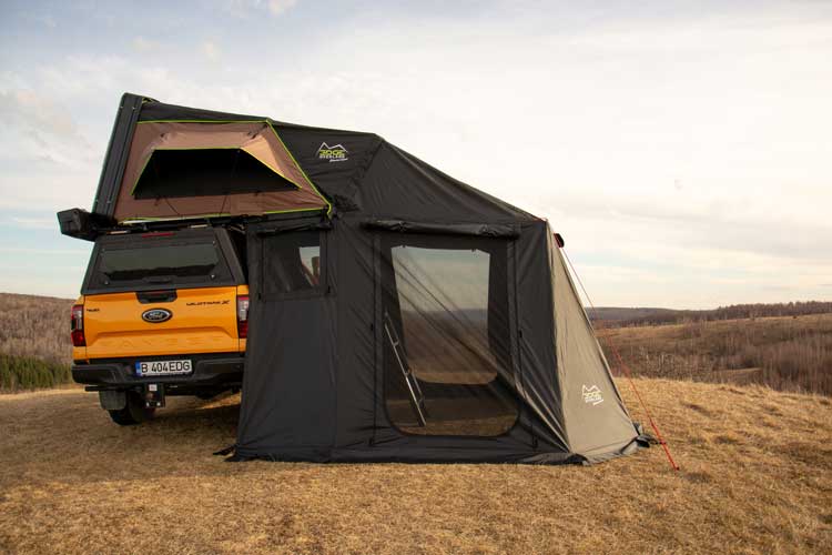 Vista laterale dell'annesso per la tenda per auto Horizon Mini con le porte aperte