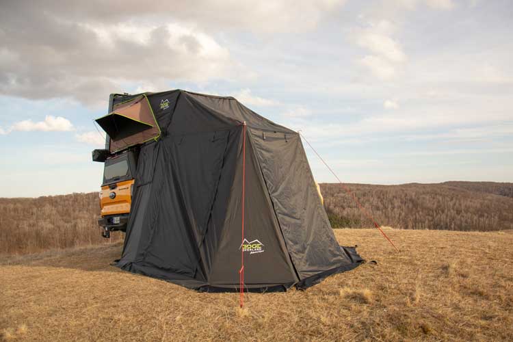 Annesso Horizon Mini in campeggio nella natura con tutte le porte chiuse