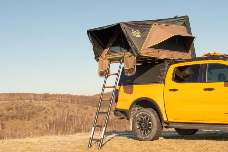 Tente de toit rigide Horizon Mini installée sur un pickup