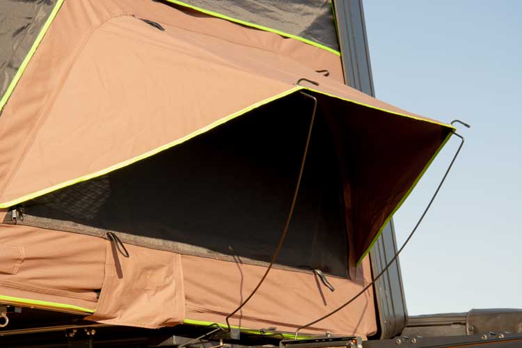 Vue extérieure de la grande fenêtre latérale sur la tente de toit Horizon Mini EDGE Overland