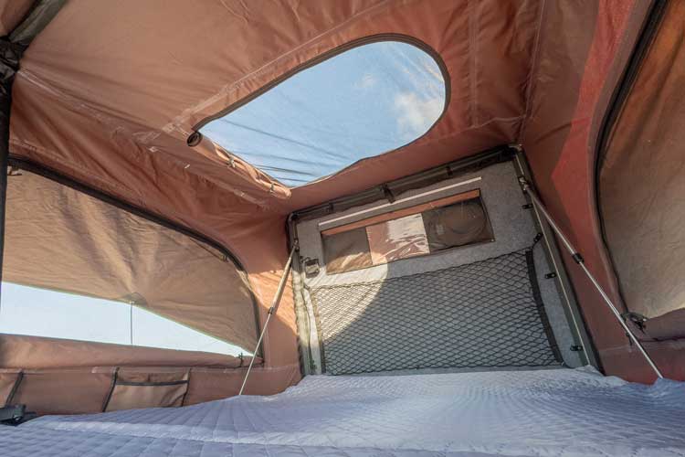 Vue intérieure de la tente de toit rigide Horizon Mini