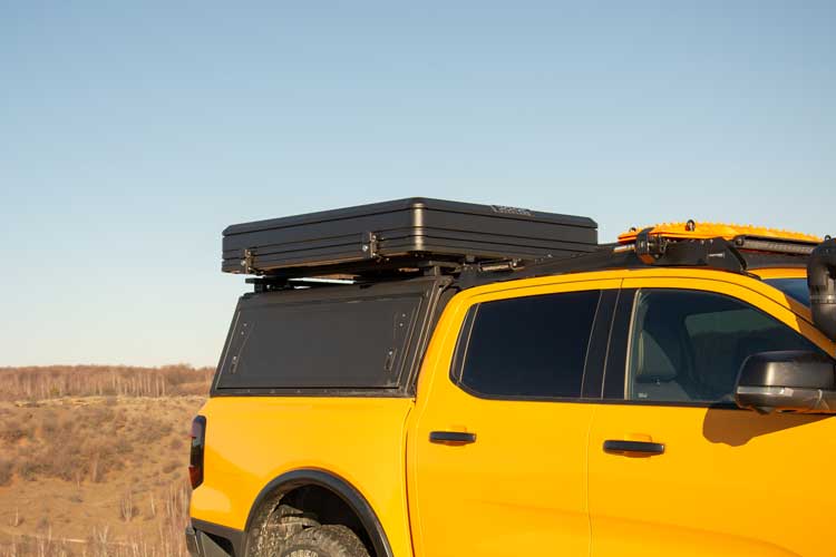 Tente de toit Horizon Mini fermée sur la benne d’un pickup