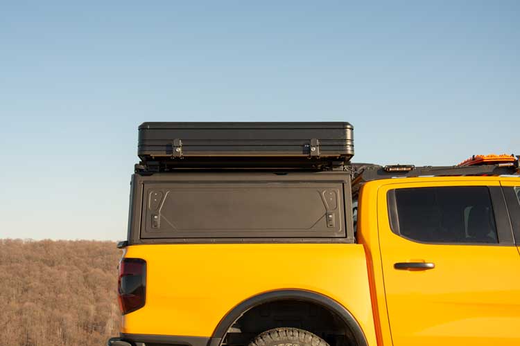 Vue latérale d’une tente de toit rigide Horizon Mini fermée