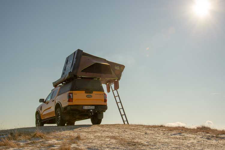 La tente de toit compacte Horizon Mini EDGE Overland déployée sur une colline en pleine nature