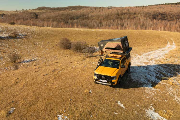 La tente de toit compacte Horizon Mini en camping en montagne