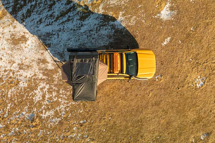 Vue de dessus de la tente de toit rigide Horizon Mini, avec la fenêtre panoramique visible