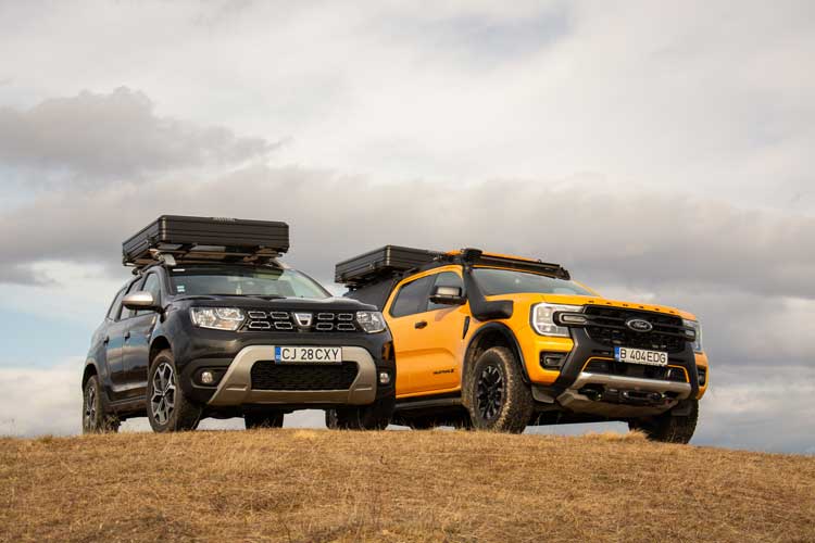 Tente de toit Horizon Mini fermée sur un Dacia Duster à côté d’un pickup Ford Ranger