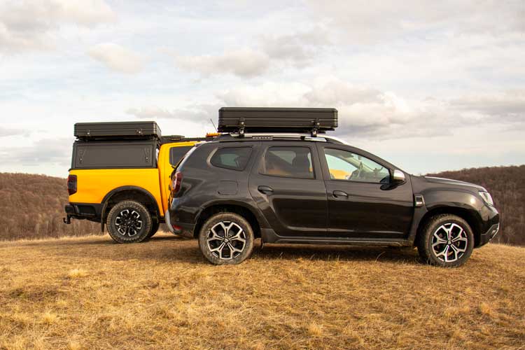 Vue latérale de la tente de toit compacte Horizon Mini fermée sur un Dacia Duster et un pickup Ford Ranger