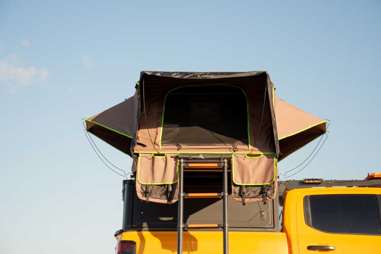 Tente de toit Horizon Mini vue de l'avant avec la grande porte d’entrée