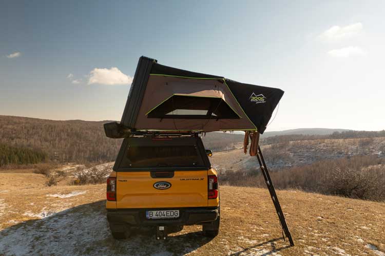 Vue panoramique de la tente de toit rigide en aluminium Horizon Mini sur une colline