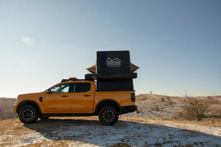 Tente de toit en aluminium Horizon Mini vue de l’arrière, ouverte sur un pickup