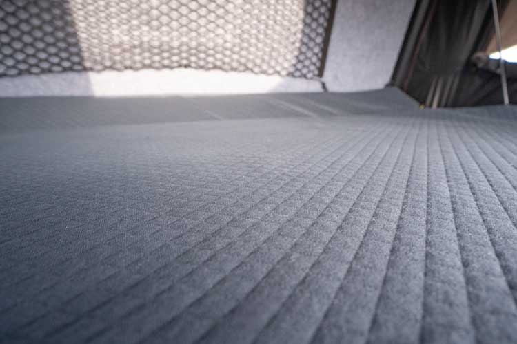 Kettős összetételű matrac prémium puha huzattal, amely megakadályozza az elcsúszást, és maximális alvási kényelmet biztosít a tetősátorban.